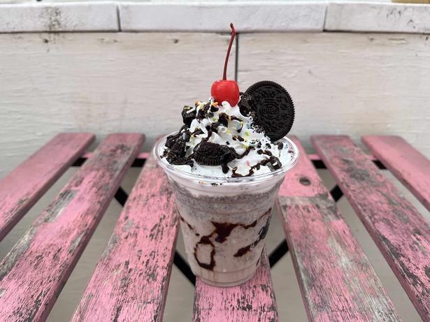 「WAFFLE PIT」の「オレオシェイク」(950円)。さくらんぼとオレオが載ってかわいらしい見た目になっている