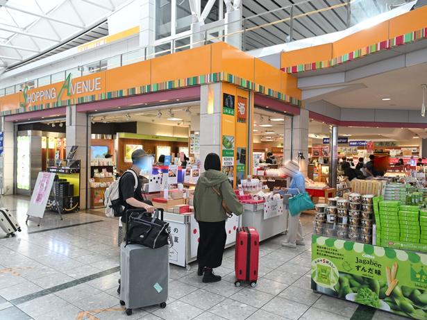 ターミナルビル2階にある「総合売店 萩」は販売商品数が空港一