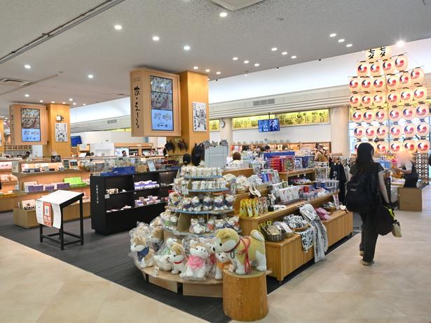 「秋田空港おみやげ広場あ・えーる」の奥には「秋田竿燈まつり」の竿燈も展示