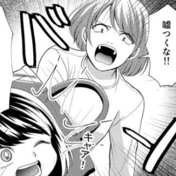 母親にカバンで殴られる少女