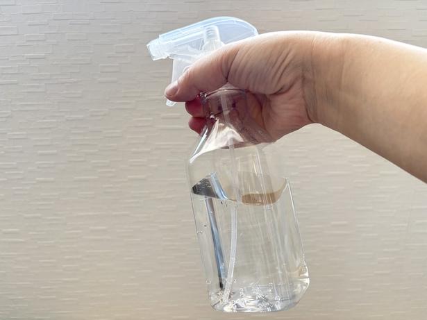 炭酸水をスプレーボトルに入れる（▶次へ） 撮影／ひろ