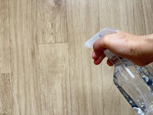 フローリングの皮脂汚れに吹きかける（▶次へ） 撮影／ひろ