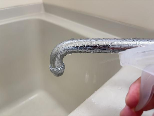 蛇口の軽い水垢汚れに炭酸水を吹きかける（▶次へ） 撮影／ひろ