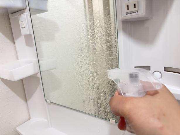鏡の手垢や歯磨き粉の飛び散りにも（▶次へ） 撮影／ひろ