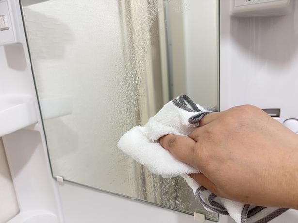 炭酸水を吹きかけて、上から下へ拭き取る（▶次へ） 撮影／ひろ