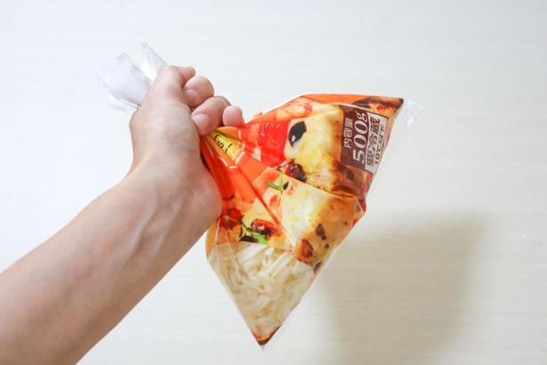 袋の口を閉じてシャカシャカ振る（▶次へ） 撮影／こぽり