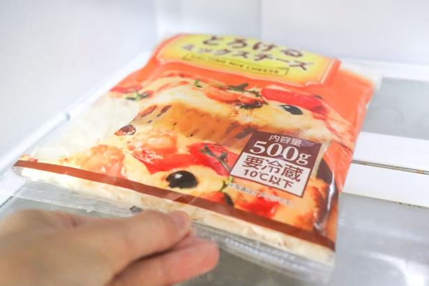 袋を平らにしたまま冷凍庫に入れる（▶次へ） 撮影／こぽり