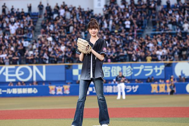 LE SSERAFIM・HONG EUNCHAE、お団子＆ユニフォーム姿で始球式 マウンド