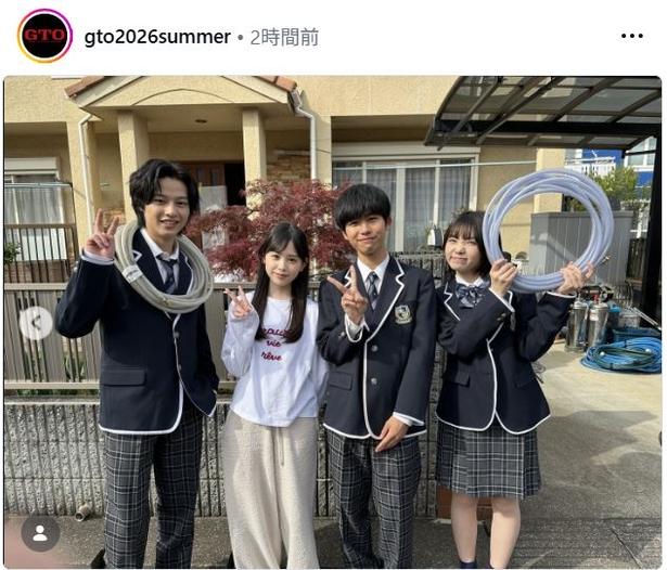 【写真】稲垣来泉＆森本陸斗ら生徒役メンバーによるオフショット