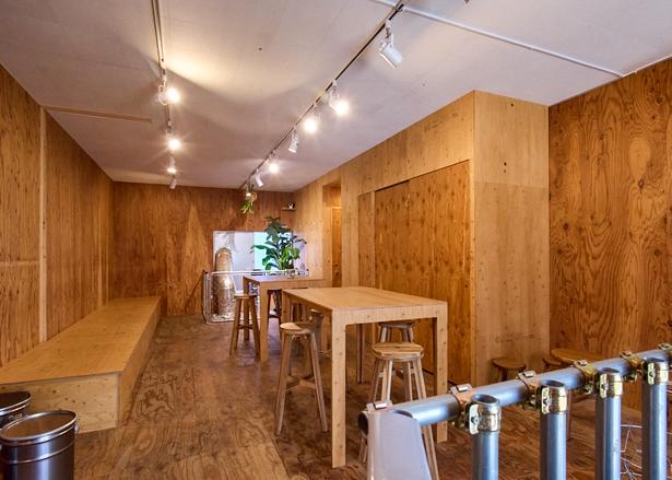 2階に10席ほどのカフェスペースを用意