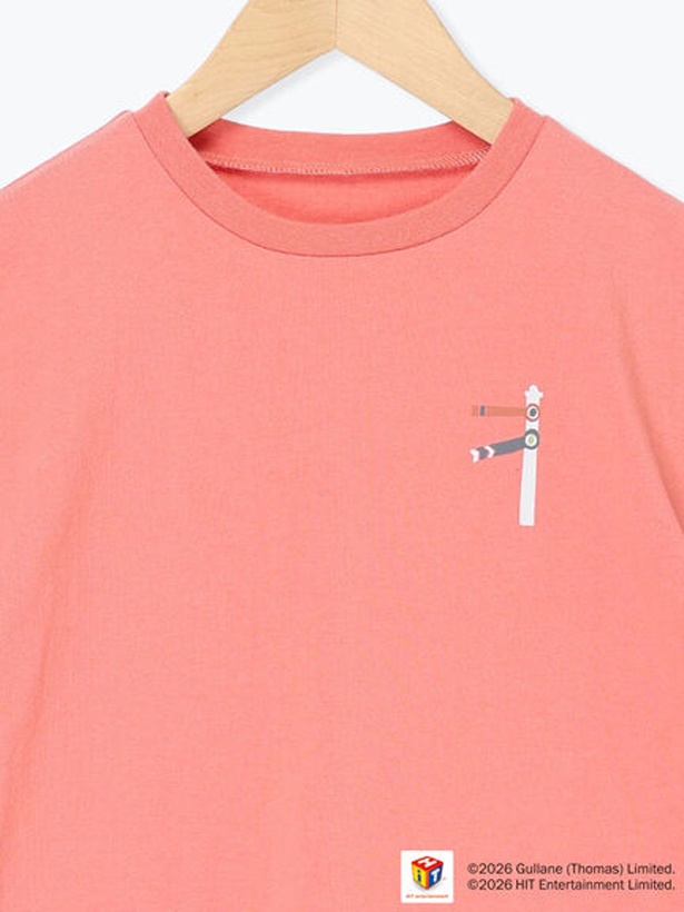 「【きかんしゃトーマス】バックプリントTシャツ」(2750円)。胸元には鉄道信号をレイアウト