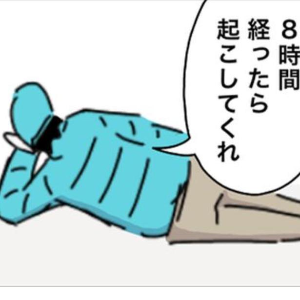 雪山で遭難して睡魔に襲われる男性