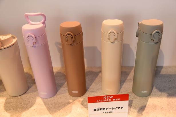 持ち運びしやすいスリムタイプの「真空断熱ケータイマグ(JPJ-400)」 撮影：ソムタム田井
