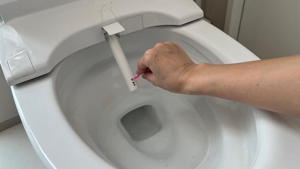 トイレのシャワーノズルの穴のお掃除▶お風呂場のお掃除にも (C)りんご