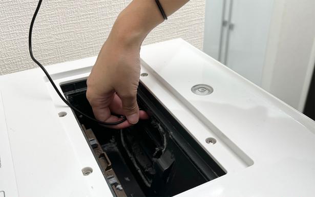 普通のブラシでは届かない奥のホコリ掃除に▶奥の方まで届きやすい (C)りんご