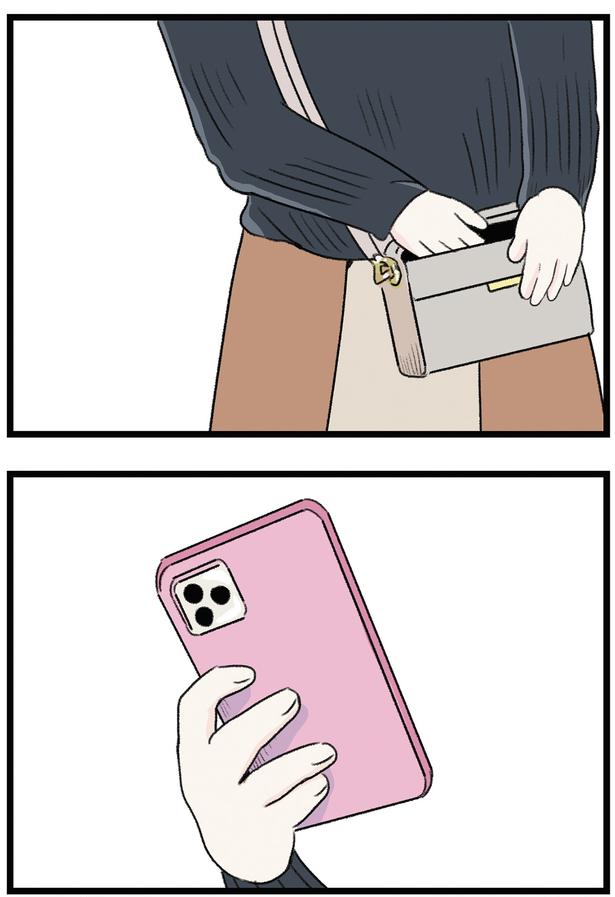 取り出したスマホで確認するのは… （C）もつお／KADOKAWA