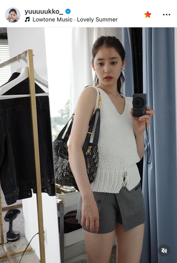  【写真】新木優子、白の“ノースリ”ニット×ショーパン姿