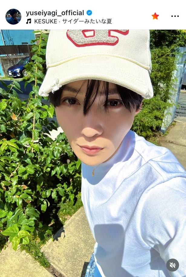 至近距離にドキリ…八木勇征、“つぶらな瞳”で見つめる白キャップ姿に