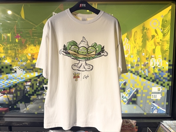 ビッグシルエットTシャツ(4950円)。これを着て、絵柄と同じメニューを頼んで写真を撮るという方も多いそうです