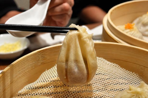 【写真】スープの重みでずっしり！極薄皮の中にたっぷりのスープが閉じ込められている証拠