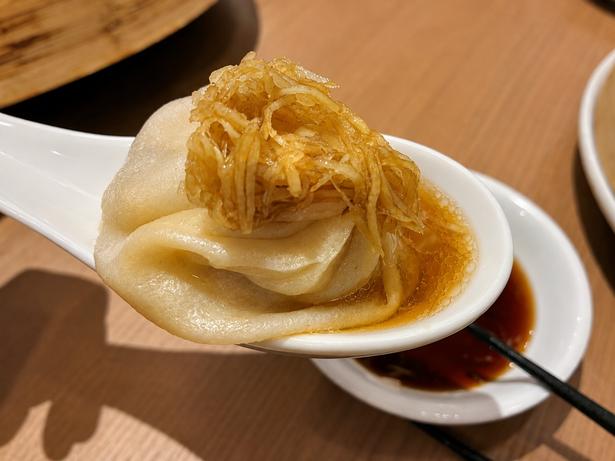 ひと包みに「主食・肉・スープ」のすべてが凝縮。好きな人は、さらにこの上に黒酢を回しかけても！