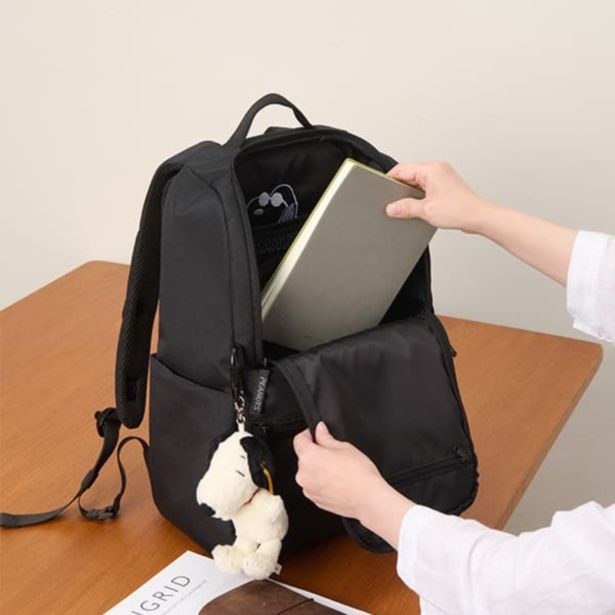 M、Sともに開け閉めしやすいダブルファスナー仕様
