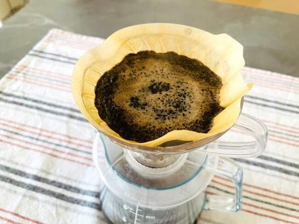 ドリップコーヒーを飲むと必ず出るコーヒーかす（▶活用できる？） 撮影／かに