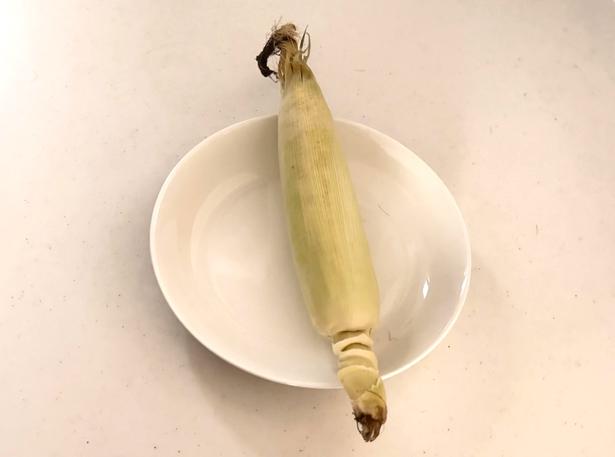 薄皮を1〜2枚だけを残して皮を剥いたら…（▶次へ） 撮影／ゆき