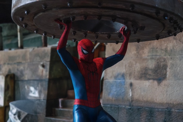 【写真】犯罪者たちを日々追い詰めながら孤独に暮らすピーター・パーカー＝スパイダーマン(トム・ホランド) MARVEL and all related character names: (C) & TM 2026 MARVE