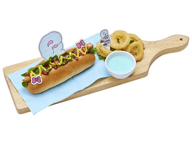 王道ホットドッグと水色ソースの組み合わせが目をひく「ブルーバニーのブルーソース付きクラシックドッグ」(1980円) (C)esther kim (C)CAPCOM
