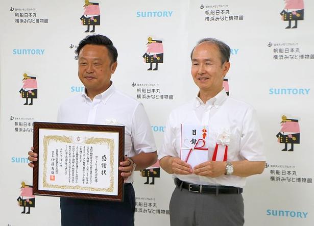 「柳原良平 アンクル像」の建立について話す小田明さん(左)と伊藤友道さん(右)