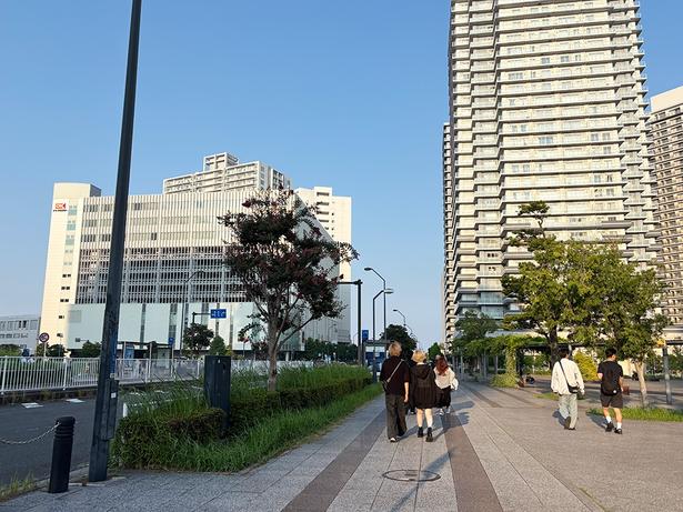 新高島駅、横浜駅から耐震バース、臨港パーク会場方面へ向かう(2025年大会当日17時30分頃の様子)