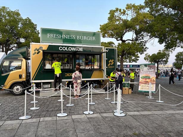 会場内にはキッチンカーの出店も