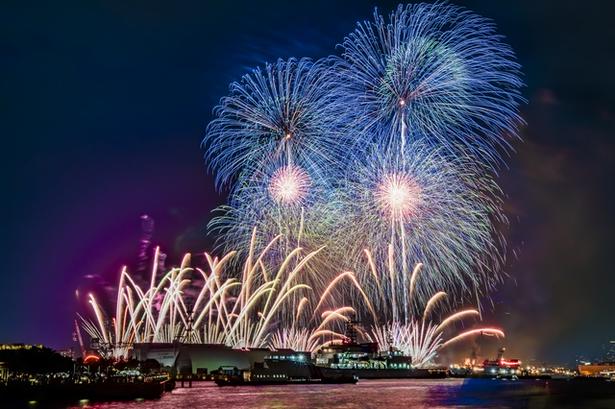 45分間に約1万8000発の花火を打ち上げる！その迫力は協賛席から堪能したい