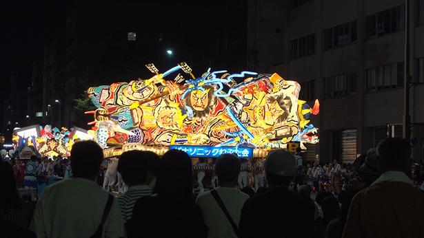 華やかな“ねぶた”が青森の街の中を練り歩く
