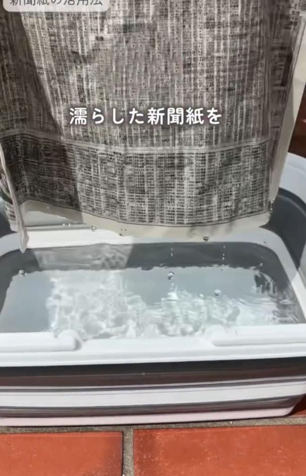 新聞紙を濡らす（⇒次へ） chiicoco_kurashi_さんのInstagramより