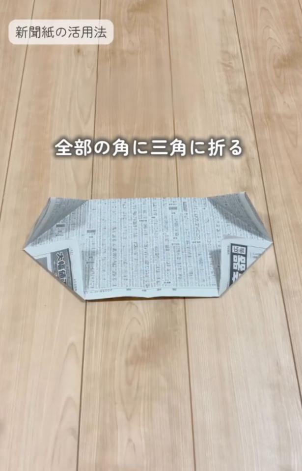 四隅を三角形になるよう折る▶半分に折り…（⇒次へ） chiicoco_kurashi_さんのInstagramより