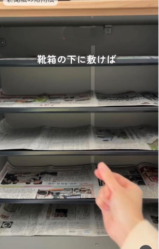 靴箱に新聞紙を敷く▶湿気やにおい対策のほか…（⇒次へ） chiicoco_kurashi_さんのInstagramより