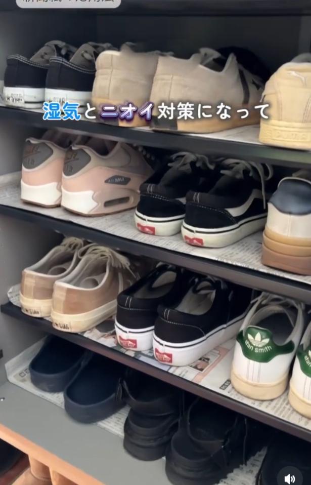 靴箱の汚れも防げる▶広げた新聞紙を…（⇒次へ） chiicoco_kurashi_さんのInstagramより