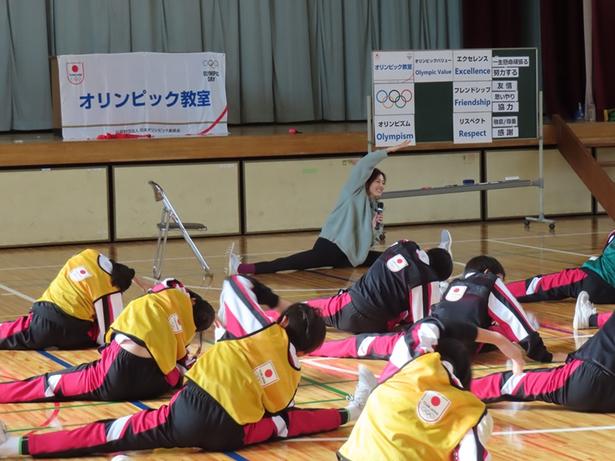 オリンピック教室で行われた運動の特別授業。2008年北京オリンピック新体操団体代表の坪井保菜美さんが講師を務めた