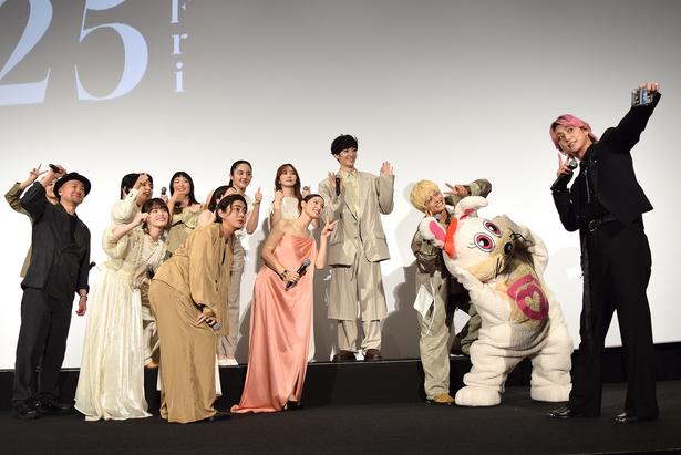 登壇者全員で記念撮影をする一幕も! 撮影:ソムタム田井 (C)2026『マッチング TL』製作委員会