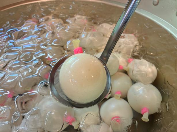 氷水で冷やされた風船豆腐。ひとつから購入できる。1個210円
