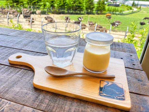 ダチョウの卵の黄身と、しぼりたての牛乳で作った「幻のこいプリン」(1個450円)