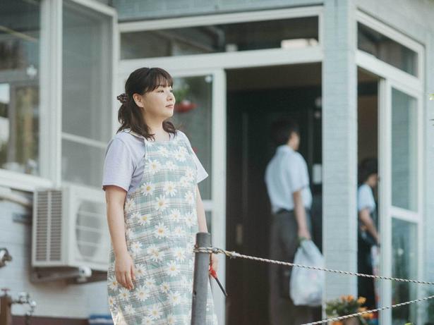 藤野の母親・朱里(野呂佳代さん)