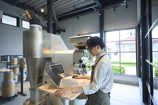 「店での焙煎はデジタル制御で、本社の焙煎機はマニュアル。それぞれ別物と考えています」と岩橋さん