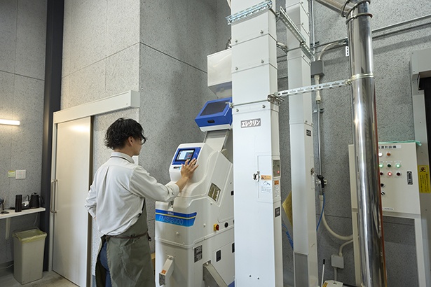 欠点豆を自動ではじく光選別機や生豆の温度管理をする低温倉庫など工場レベルの設備を備える
