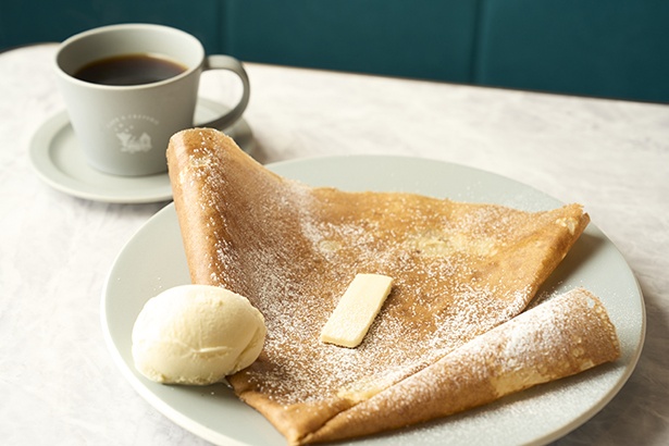 一番人気のクレープ「バターシュクレ(ドリンク付き)」(1150円)。エシレバター、粉糖、アイスの組み合わせで、シンプルに生地を活かした贅沢な味わい