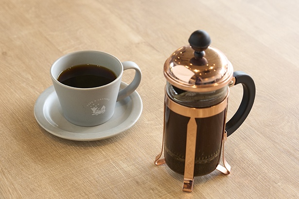 フレンチプレスで提供するスペシャルティコーヒー(650円~)。写真はグァテマラ・ベニーㇳ・ラモス農園(800円)