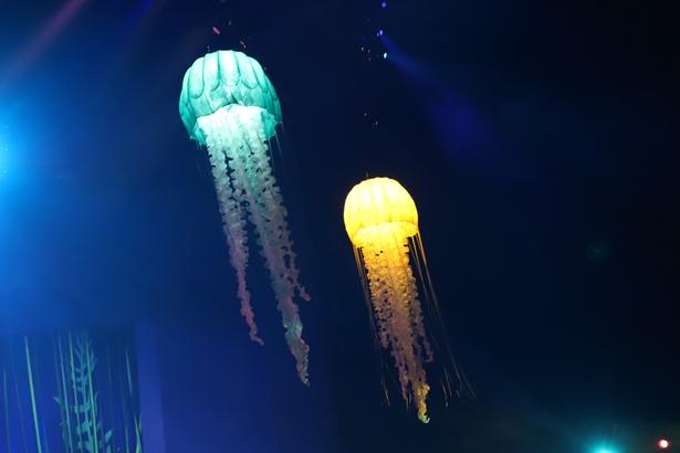 【写真】客席に登場する大きなクラゲのフライングパペットも見応え満点!