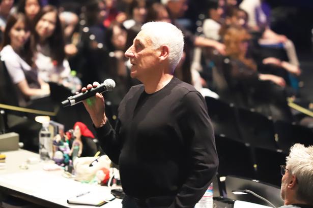 最終通し舞台稽古の最後、演出家のグレン・カサールさんは「15年間、世界各国で本作品を手掛けてきましたが、日本の作品以上のものはできていないと思っています」とコメント